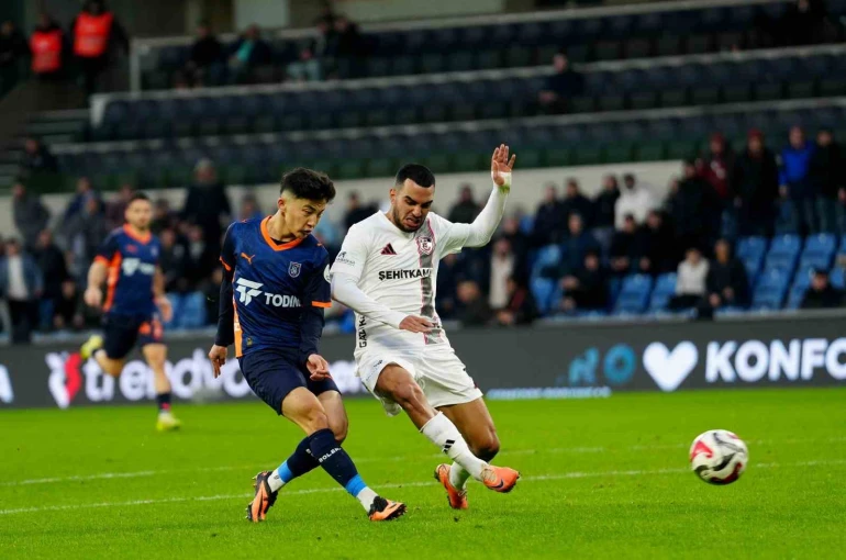 Trendyol Süper Lig: RAMS Başakşehir: 2 - Gaziantep FK: 1 (İlk yarı) 