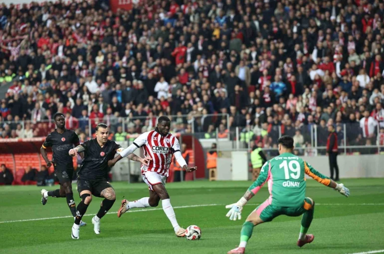 Trendyol Süper Lig: Samsunspor: 0 - Galatasaray: 1 (Maç devam ediyor) 