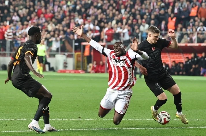 Trendyol Süper Lig: Samsunspor: 1 - Galatasaray: 1 (İlk yarı) 