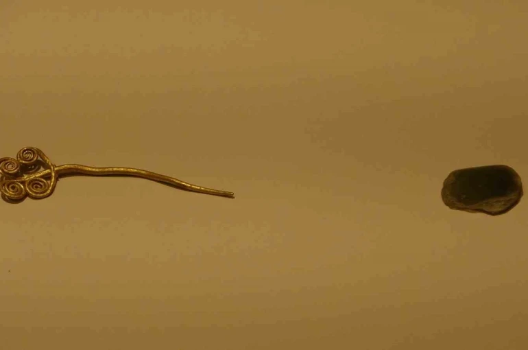 Troya’da 4 bin 500 yıllık altın broş ve yeşim taşı bulundu 