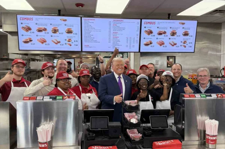 Trump, bir restoranı ziyaret ederek başkanlık uçağına götürmek için hamburger sipariş etti 