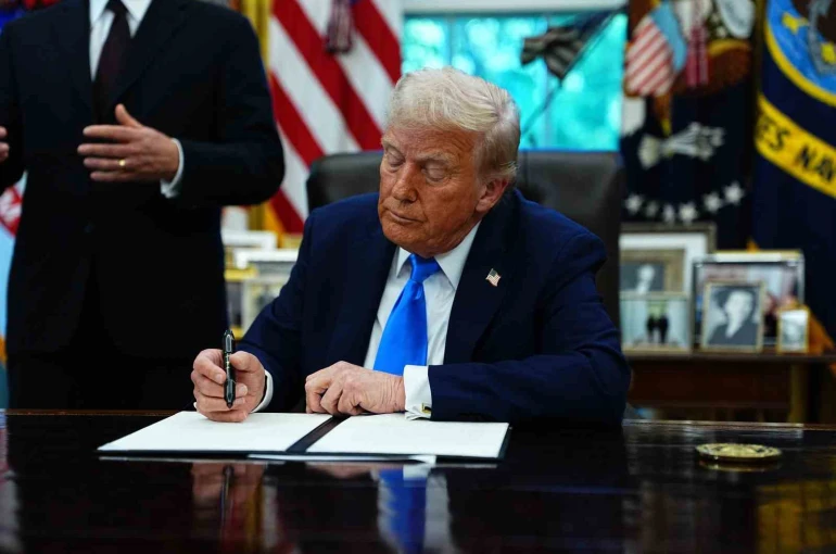 Trump, yüksek vasıflı işçilere verilen H-1B vizesinde şirketlerin ödeyeceği ücreti 100 bin dolara çıkardı 