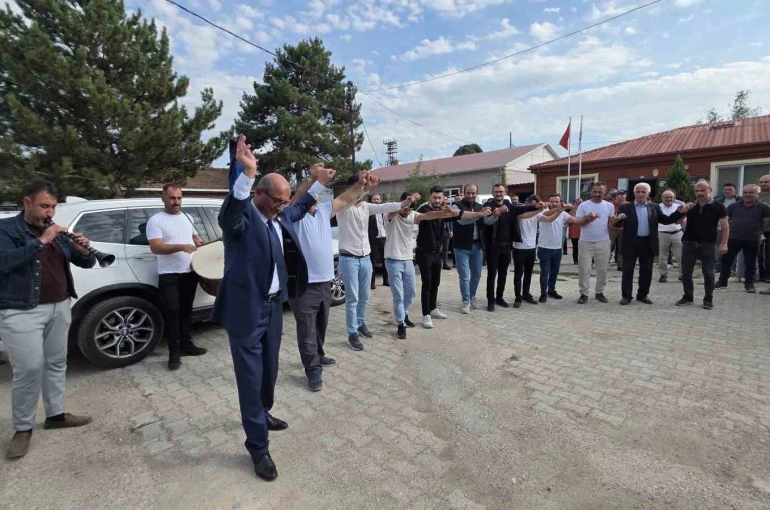 TÜDKİYEB genel başkanı seçildi: Ayağının tozuyla geldiği memleketi Tokat’ta zaferini halayla kutladı