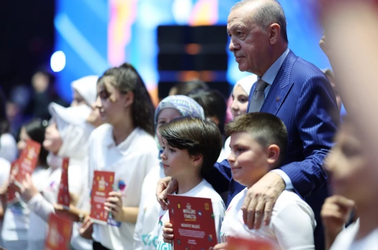 TÜGVA Bursa’dan Cumhurbaşkanı Erdoğan’ın katıldığı yaz okulu buluşmasına rekor katılım