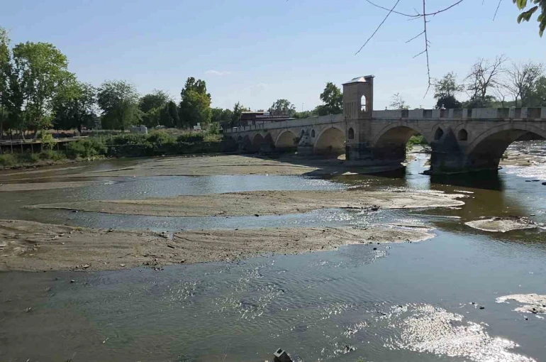 Tunca Nehri’nde su çekildi, kum adacıkları oluştu