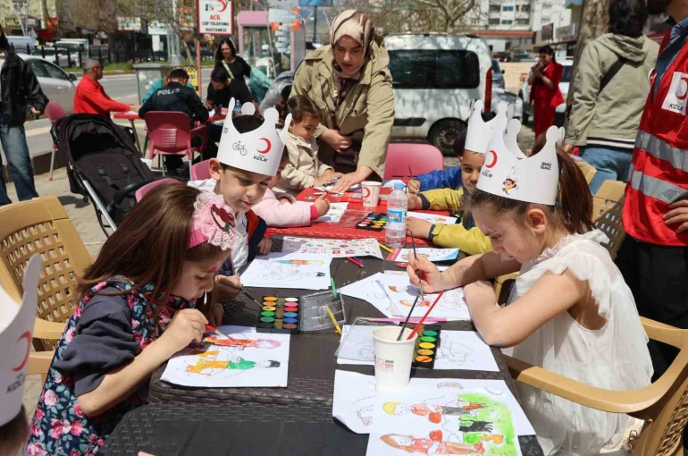 Tunceli Türk Kızılay’ından çocuklara şenlik, büyüklere bağış etkinliği 