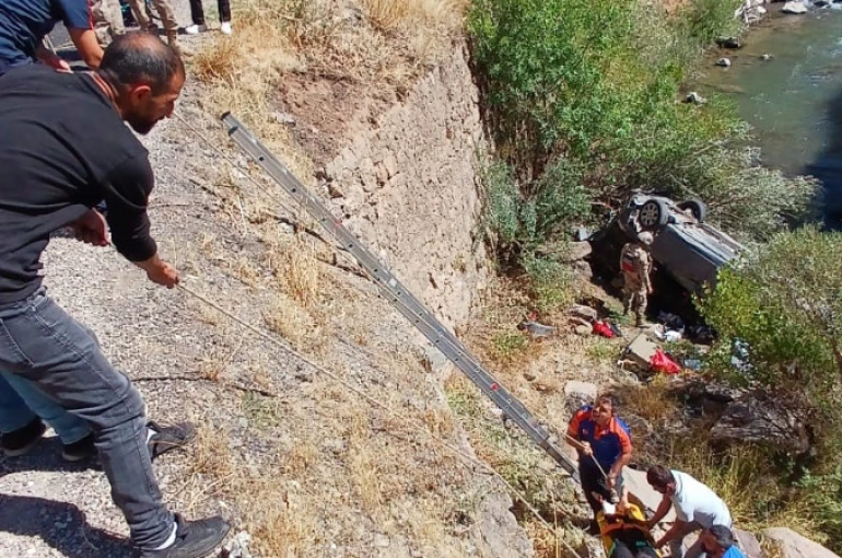 Tunceli’de araç uçuruma yuvarlandı: 3 yaralı