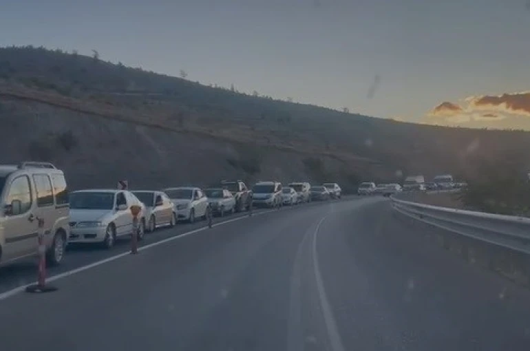 Tunceli’de feribot seferleri durduruldu: 3 kilometre araç kuyruğu oluştu 