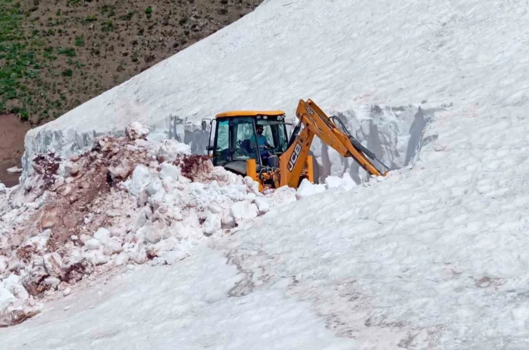 Tunceli’de haziran ortasında karla mücadele sürüyor