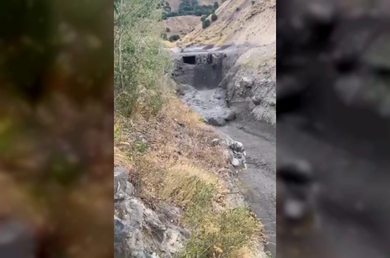 Tunceli’de heyelan anı kameralara yansıdı
