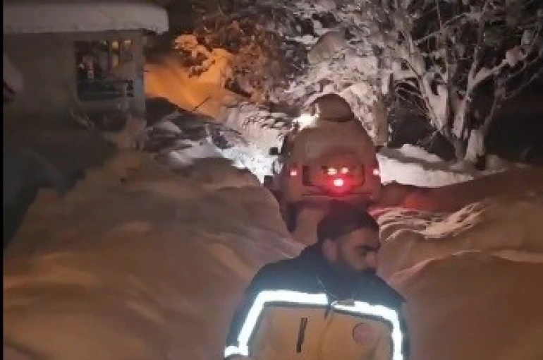 Tunceli’de kapalı yollar aşıldı, ayağı kırılan yaşlı kadın hastaneye ulaştırıldı 