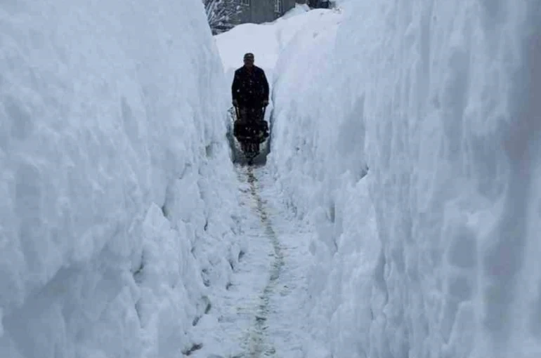 Tunceli’de kar kalınlığı insan boyunu geçti