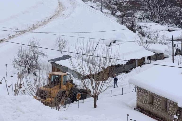 Tunceli’de karla mücadele çalışmalarını aralıksız sürdürüyor 