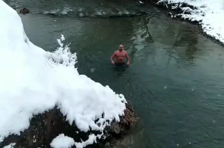 Tunceli’de sıra dışı anlar: Aynı vadide su samurları ve buz gibi suda yüzen gençler dikkat çekti 