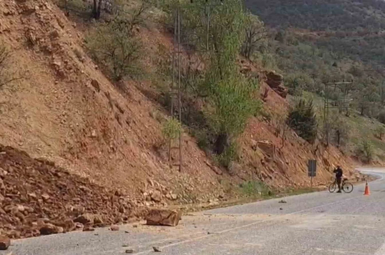 Tunceli’de yamaçtan kopan taş ve toprak kütlesi yola düştü 