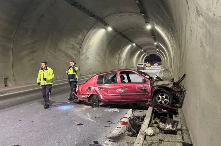 Tünelde feci kaza: Aracın motoru metrelerce ileri savruldu, hız kadranı 200’de takılı kaldı 