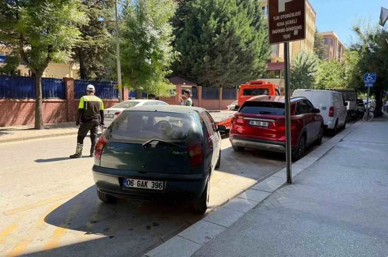 Tur otobüslerine ayrılan alana park eden araçlar ceza kesildi 