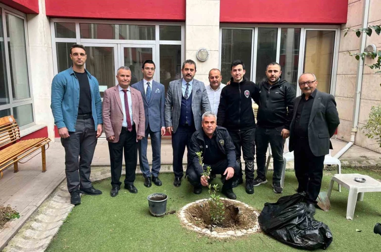 Turgutlu adliyesinde ağaçlandırma çalışması 