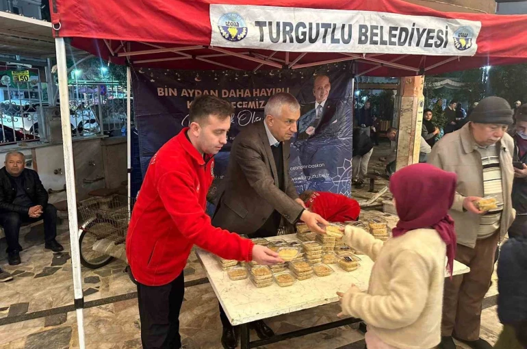 Turgutlu Belediyesinden Kadir Gecesi’nde helva ikramı 