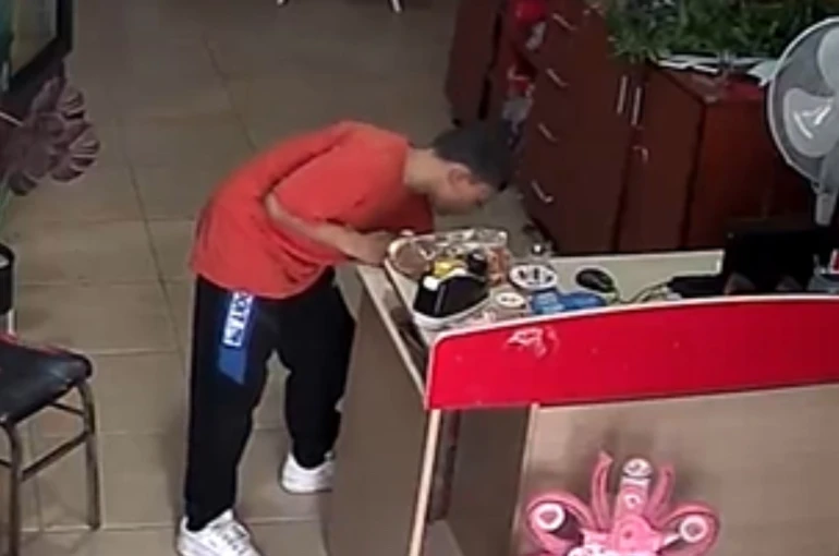 Turgutlu’da hırsızlık anı kamerada