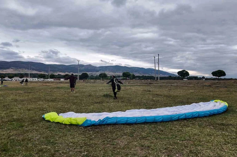 Turhal’da yamaç paraşütü eğitimini tamamlayan 15 kursiyer P2 lisansı almaya hak kazandı