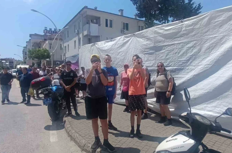 Turistler pazar alışverişini bırakıp yangın görüntüleme yarışına girdi 