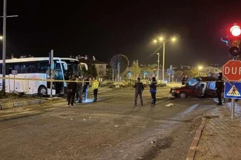 Turistleri taşıyan otobüs ile otomobil çarpıştı: 2 ölü 3 yaralı