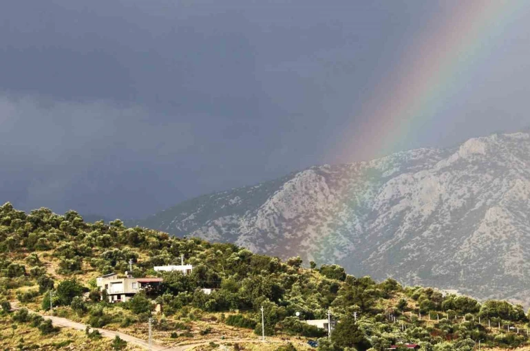 Türk bayrağı ve gökkuşağı aynı karede buluştu 