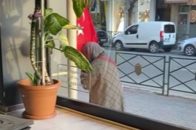 Türk bayrağını öpen teyzenin görüntüsü yürekleri ısıttı 