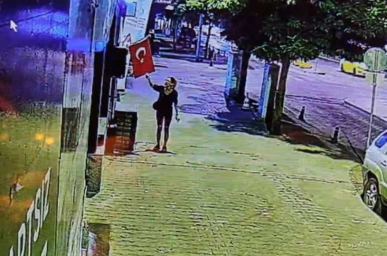 Türk bayrağını yakmaya çalışan şüpheli kadın yakalandı