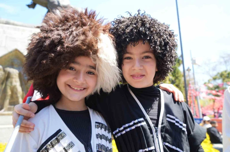 Türk dünyasının çocukları Samsun’u renklendirdi 