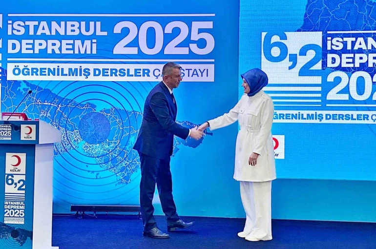 Türk Kızılay Manisa İl Başkanı Gürsel’e teşekkür belgesi 