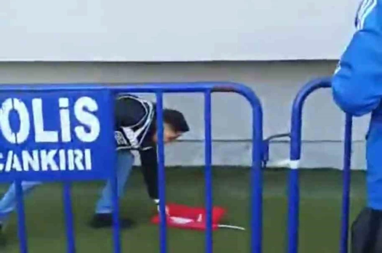 Türk polisinin bayrak sevdası: Tartışma sırasında düşen bayrağı kaldırdı 