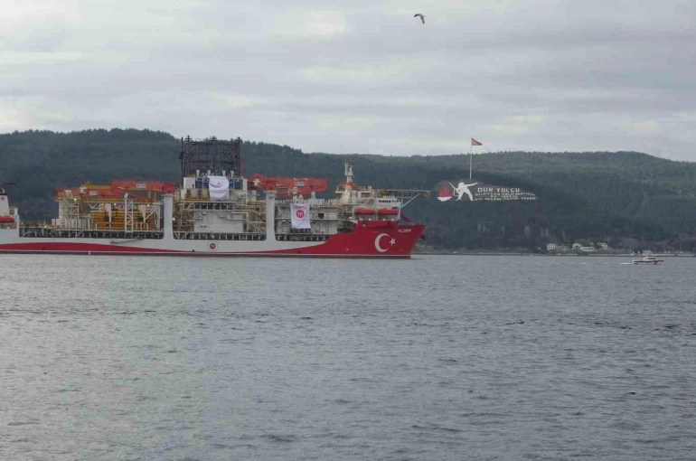 Türk sondaj gemisi Yıldırım Çanakkale Boğazı’ndan geçti 