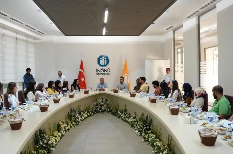 Türkçe Yaz Okulu düzenlenen kapanış yemeğiyle sona erdi 