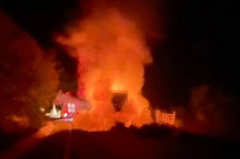 Türkeli’de kamyonet alev alev yandı