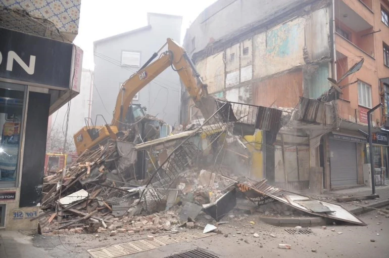 Türkeli’de metruk binalar yıkılıyor 