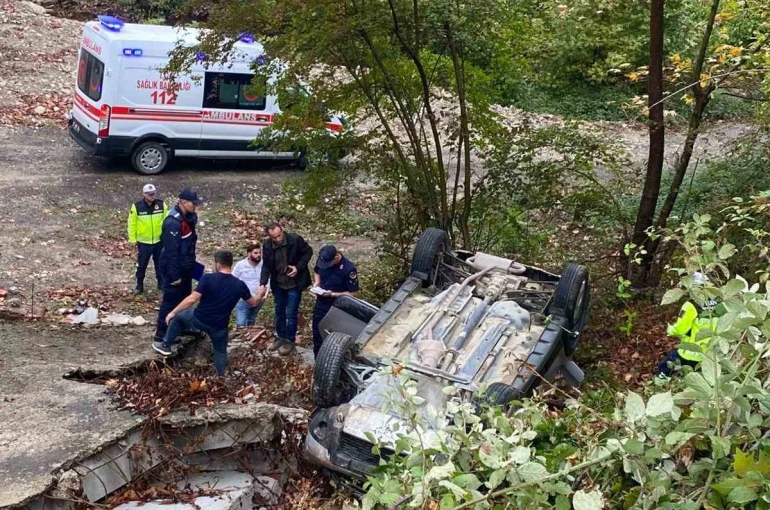 Türkeli’de otomobil şarampole yuvarlandı: 1 yaralı