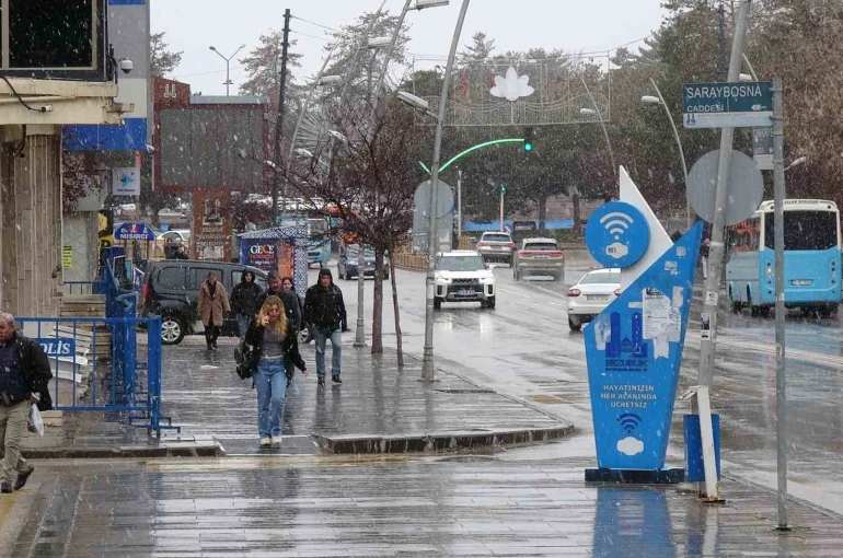 Türkiye baharı yaşarken, Erzurum güne lapa lapa karla uyandı 