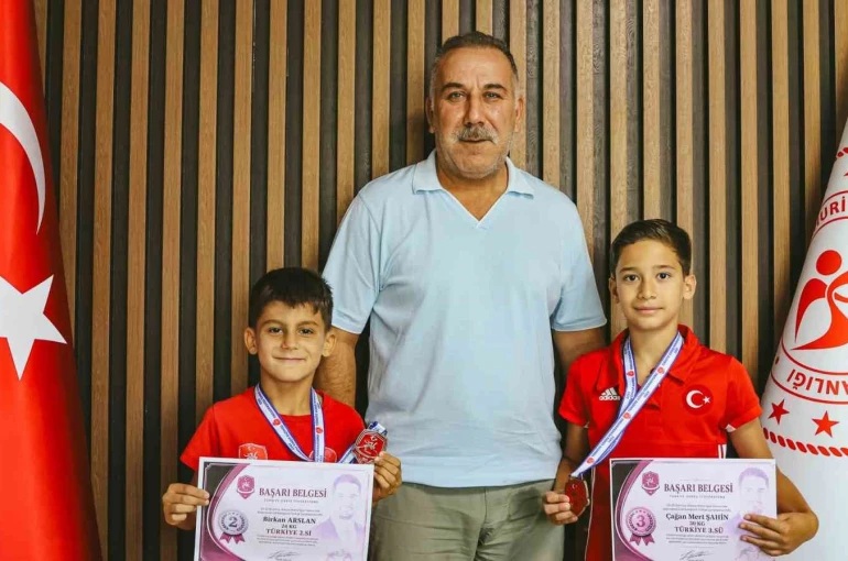 Türkiye derecesi yapan minik güreşçiler milli takım kampına gidiyor