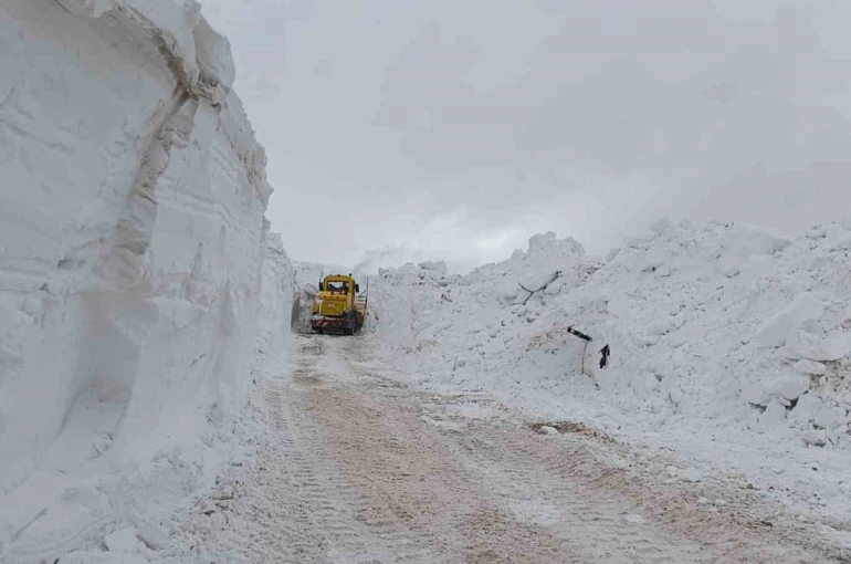 Türkiye-İran sınır hattında karla mücadele çalışması