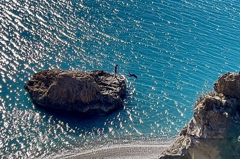 Türkiye kar tatilindeyken Antalya’da öğrenciler deniz keyfi yaptı 
