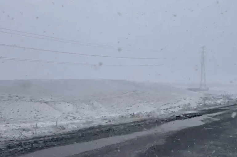 Türkiye’nin en kurak ilçelerinden Karapınar’da kar sevinci