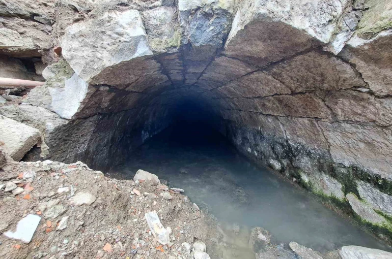 Türkiye’de bir örneği daha yok; Trabzon’da Roma dönemine ait su kanalı ortaya çıktı 