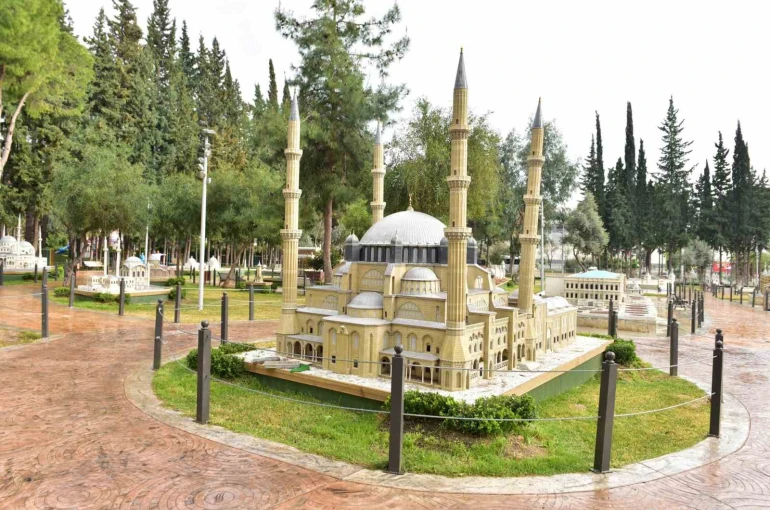 Türkiye’nin 81 ilindeki mimari eserler minyatürleriyle sergileniyor 