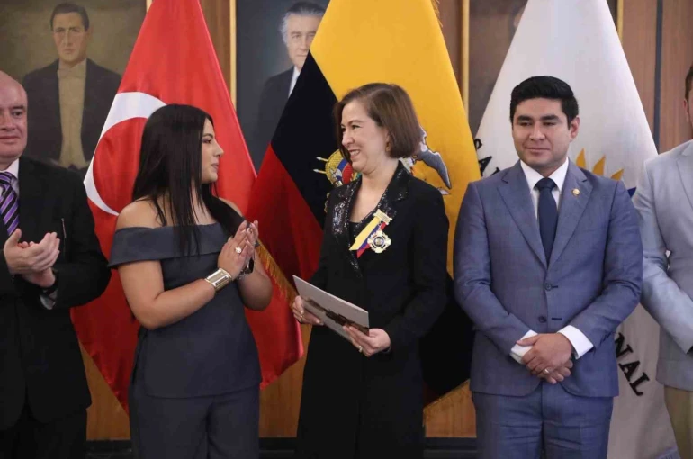 Türkiye’nin Ekvador Büyükelçisi Yalçın’a onur nişanı 
