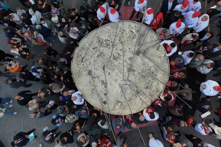 Türkiye’nin en büyük tenceresinde 6 ton pilav pişirildi 