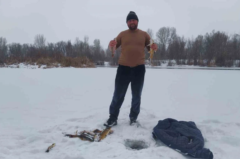 Türkiye’nin en uzun nehri dondu, üzerinde eskimo usülü balık avladılar