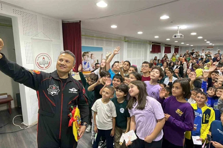 Türkiye’nin ilk astronotu Alper Gezeravcı, Karaman’da öğrencilerle buluştu 