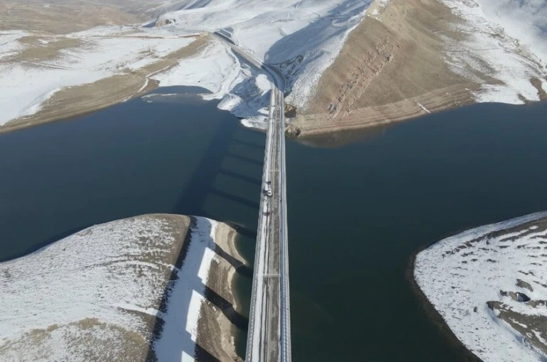 Turnaçayırı Barajı’nda masalsı kış: Kar yağışı manzarayı değiştirdi 